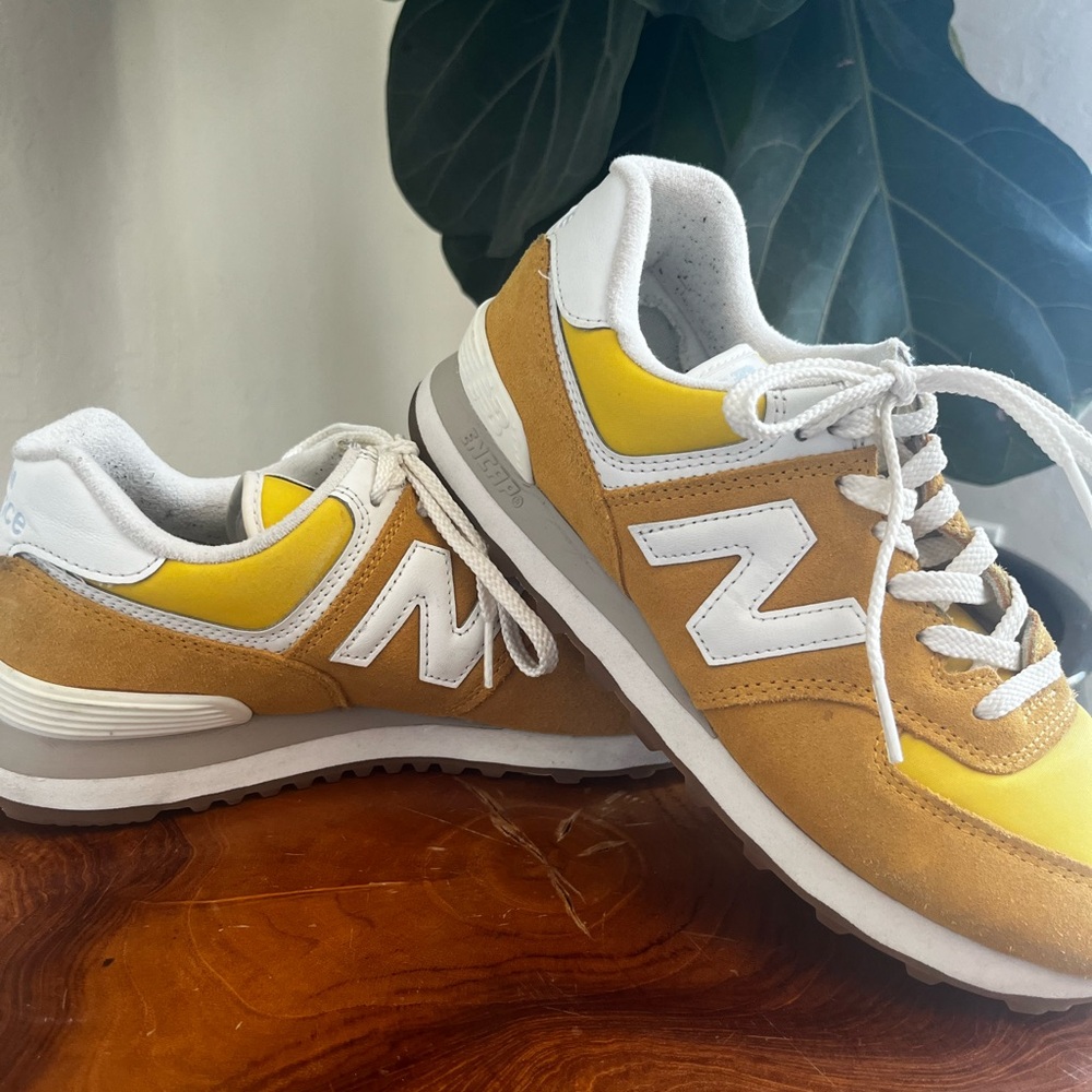 Trendy, summery yellow New Balance 574s